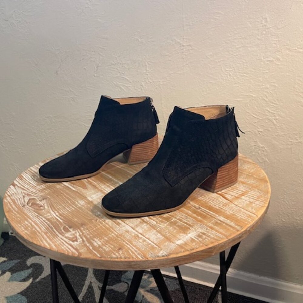Dr. Scholl's Black Suede Crocodile Embossed Ankle Boots size 8.5